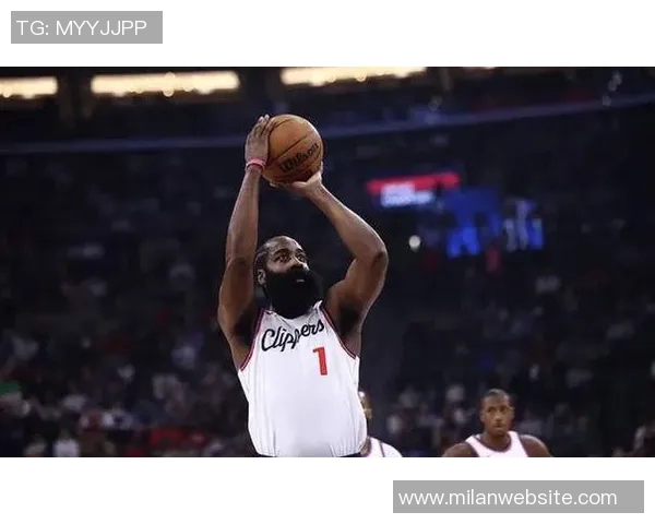 哈登全场表现亮眼贡献20分6板13助3断但7次失误影响球队节奏