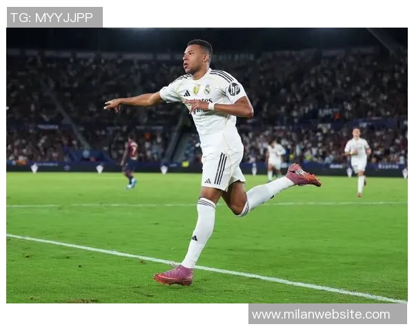 姆巴佩场边怒斥裁判四官要求专注比赛不应分心他人 姆巴佩场边怒斥裁判四官要求专注比赛不应分心他人