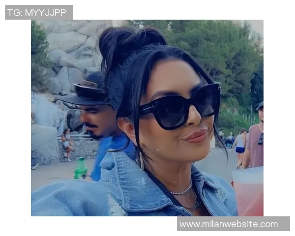 科嫂携大女儿娜塔莉亚共庆约内斯库生日三位美女同台展风采