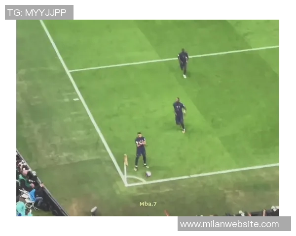 小姆巴佩绝平巴黎后模仿姆巴佩庆祝动作姆总在看台笑逐颜开